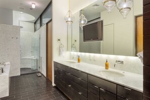 House (5 Bedrooms) | Bathroom | Bathtub, free toiletries, towels - Paramount Place by Avantstay 4 Story Apartment in Heart of Austin w/ Movie Theatre (Austin)