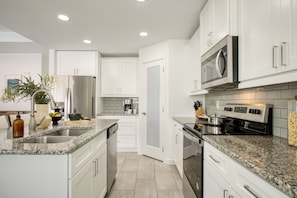 Casa (4 Bedrooms) | Cucina privata | Frigorifero, microonde, forno, piano cottura