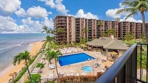 Un hotel con piscina, playa y vista al océano.