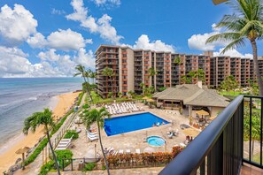 Ein Hotel mit Pool, Strand und Meerblick.