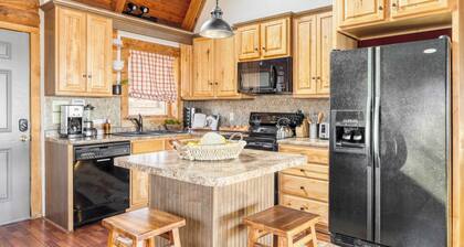 Pine Needle by Avantstay Log Cabin w/ Gorgeous Views, Hot Tub, Patio & Pool Table!