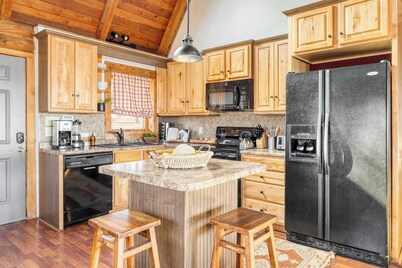 Pine Needle by Avantstay Log Cabin w/ Gorgeous Views, Hot Tub, Patio & Pool Table!