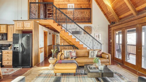 Pine Needle by Avantstay Log Cabin w/ Gorgeous Views, Hot Tub, Patio & Pool Table!