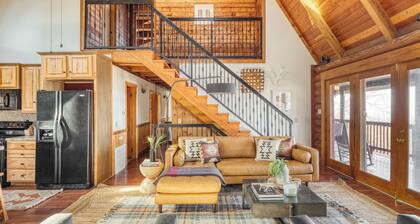 Pine Needle by Avantstay Log Cabin w/ Gorgeous Views, Hot Tub, Patio & Pool Table!