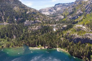 A mountainous landscape with a clear lake surrounded by dense forest. - Everett by Avantstay 5mins to Palisades Tahoe! w/ HOT TUB (Tahoe City)