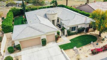 House (5 Bedrooms) | Interior