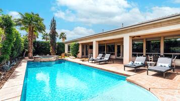 House (5 Bedrooms) | Interior