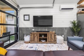 Smart TV, books, stereo - HOT TUB! Tiny Home with one feature you won't find anywhere else... (Spring)