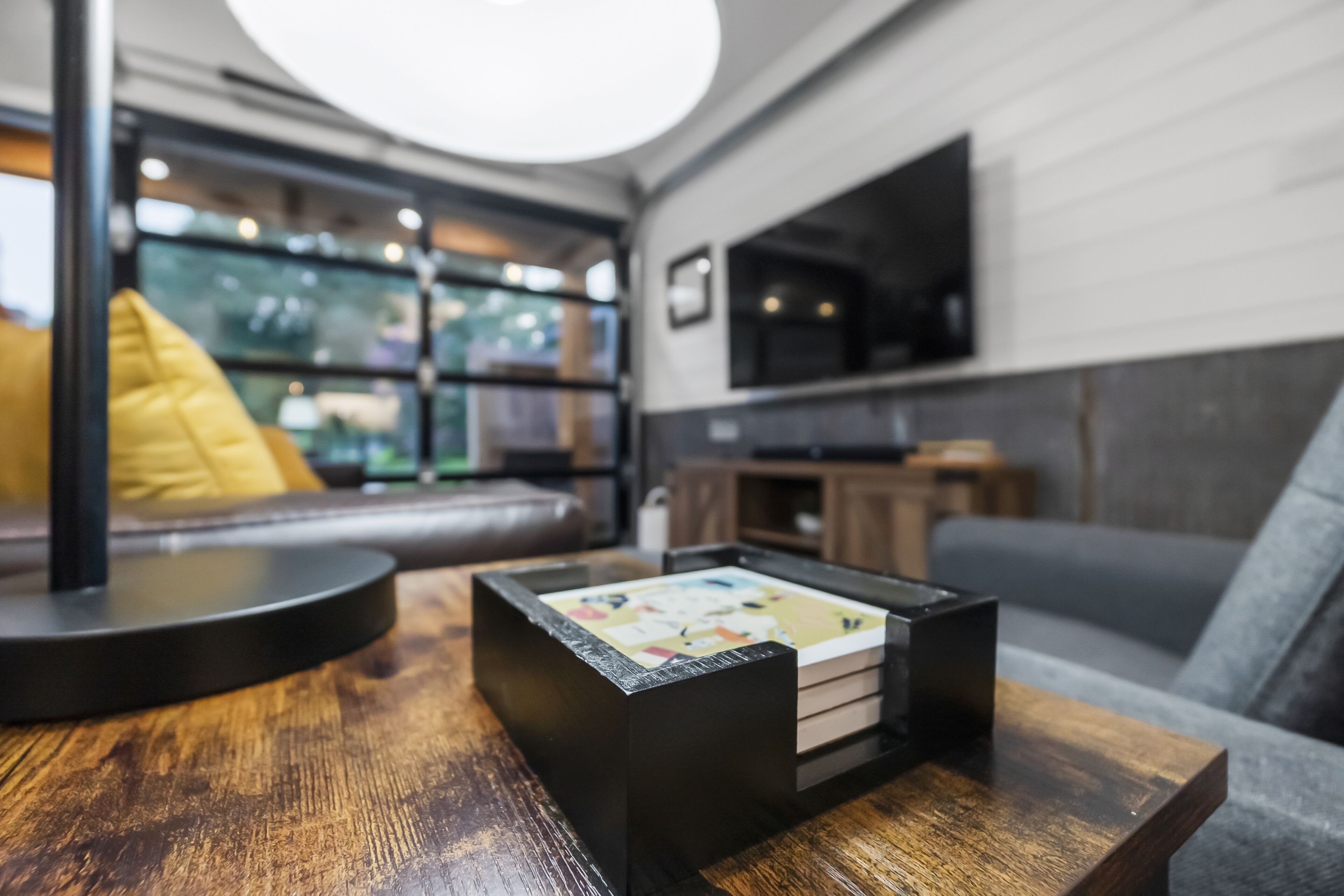 Smart-tv, bøger, stereoanlæg