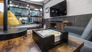 Smart TV, livros, aparelho de som