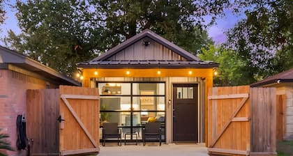 HOT TUB! 400 Sf Spacious, Private Tiny Home Experience!