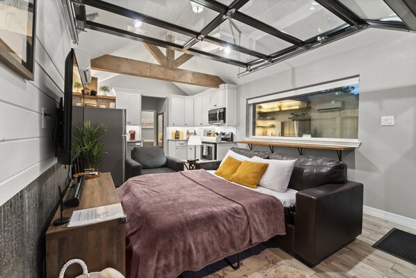 1 bedroom, in-room safe, desk, iron/ironing board - HOT TUB! Tiny Home with one feature you won't find anywhere else... (Spring)