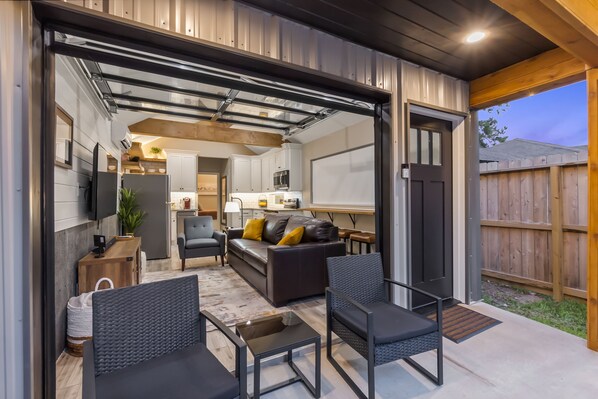 Smart TV, books, stereo - HOT TUB! Tiny Home with one feature you won't find anywhere else... (Spring)