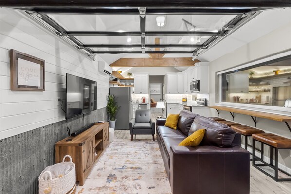 Smart TV, books, stereo - HOT TUB! Tiny Home with one feature you won't find anywhere else... (Spring)