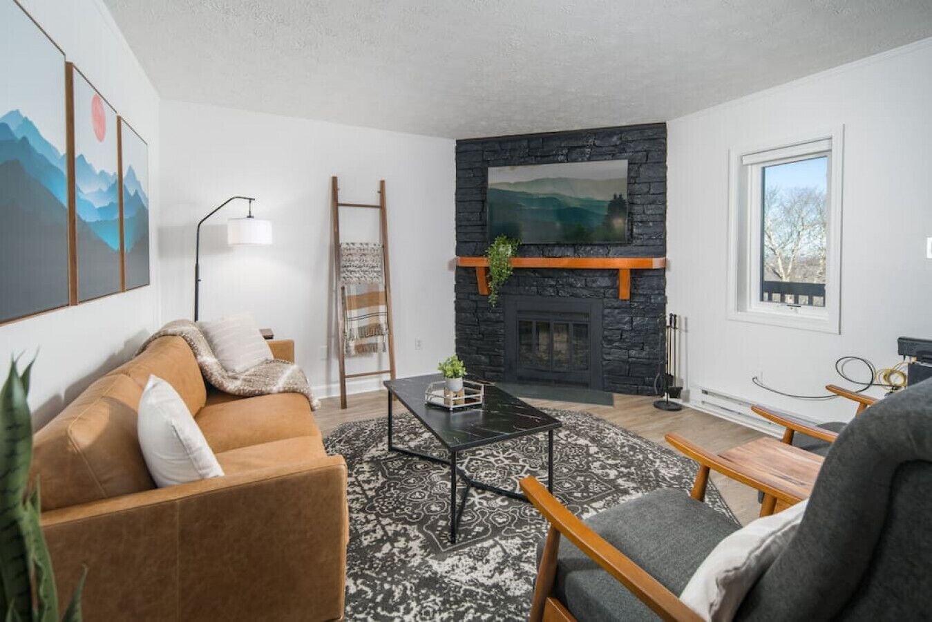 Modern Ski-In/out condo + Mountain views + Pool/Sauna/HotTub