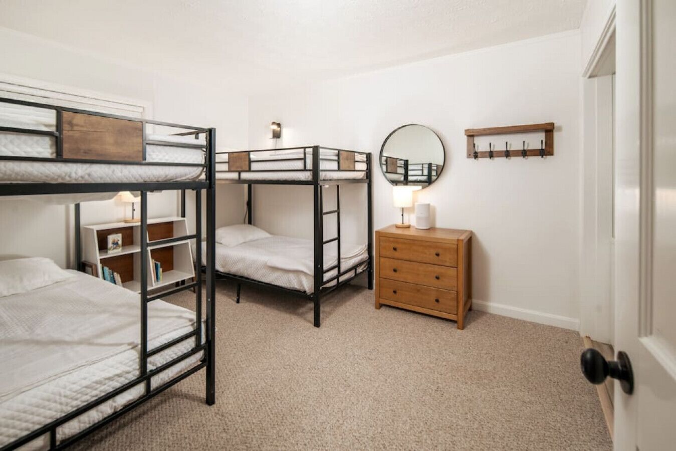 Modern Ski-In/out condo + Mountain views + Pool/Sauna/HotTub