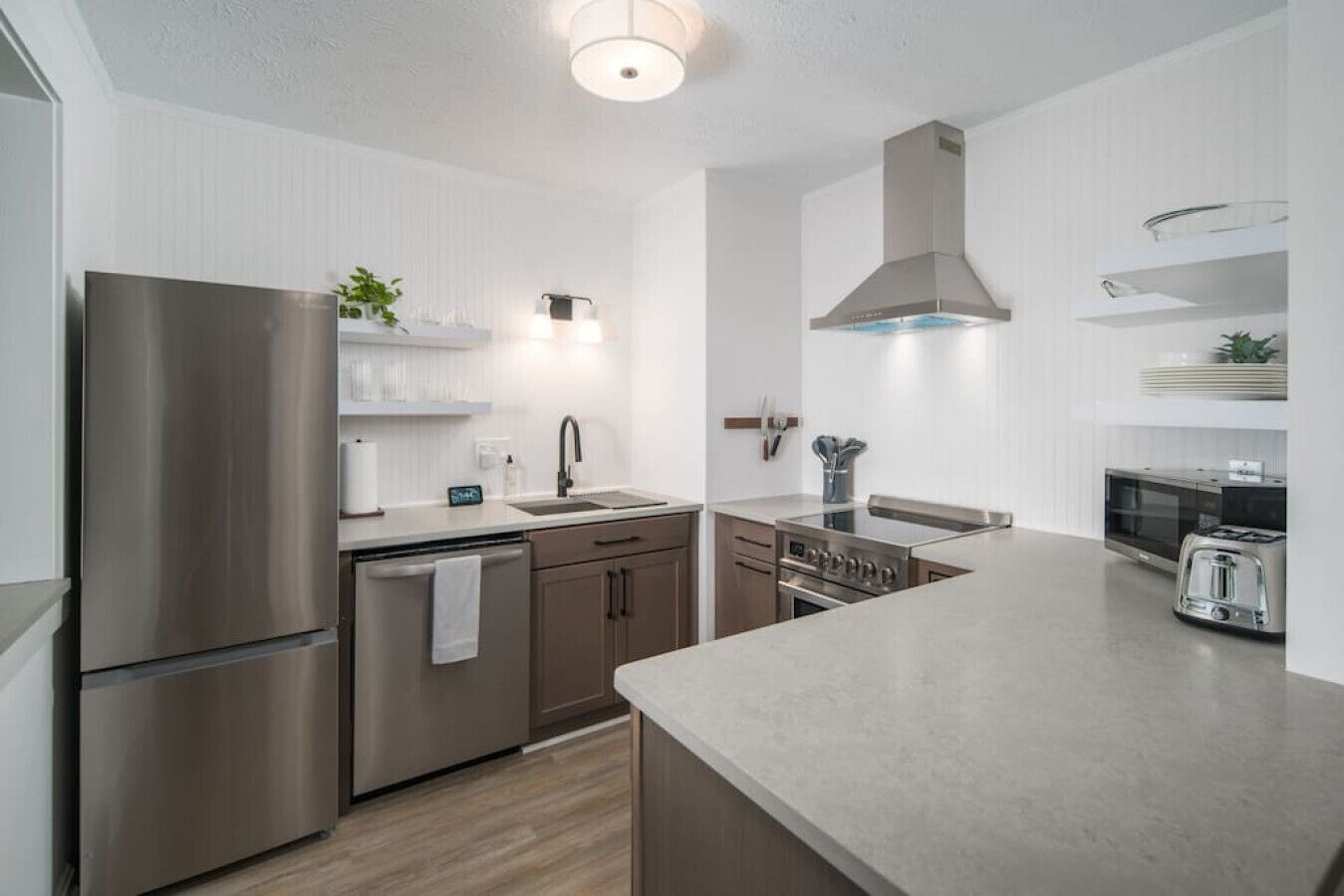 Modern Ski-In/out condo + Mountain views + Pool/Sauna/HotTub