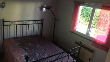 1 bedroom, travel cot, WiFi, bed sheets