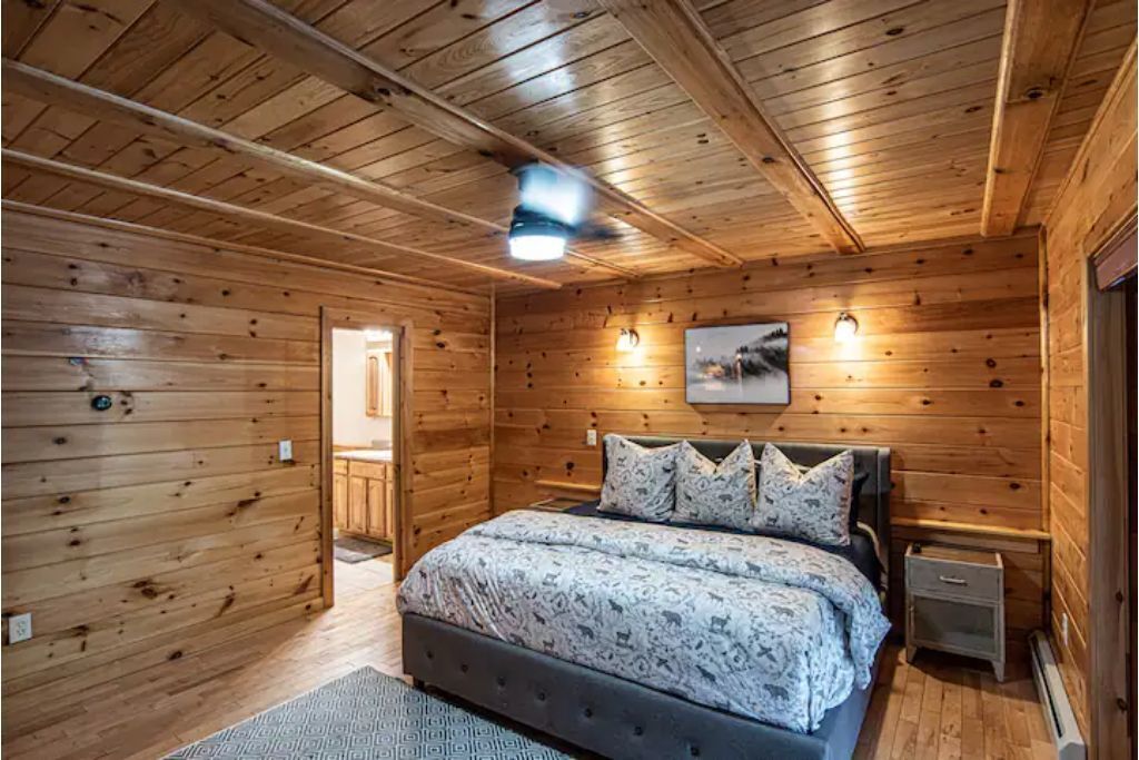 Cozy Secluded Lodge ~ Hottub/Pool/Sauna/Gameroom