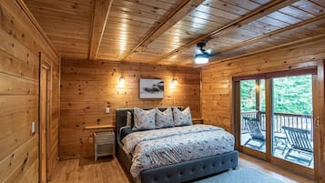 3 bedrooms, memory foam beds, desk, travel crib