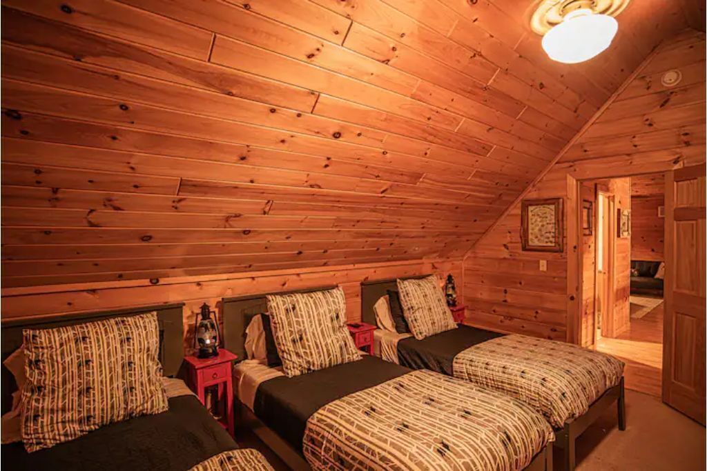 Cozy Secluded Lodge ~ Hottub/Pool/Sauna/Gameroom