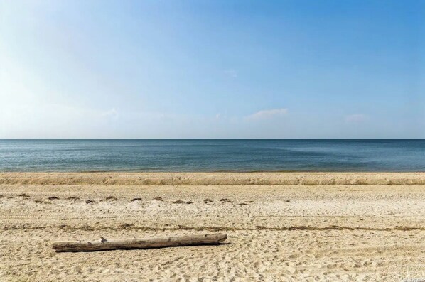 On the beach - BEACHFRONT MANSION PRIVATE PATH TO PRIVATE BEACH (Shoreham)