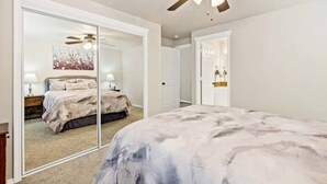 A bedroom with a large bed, a ceiling fan, and a mirrored closet. - 2Min>RedhawkGolfCourse★LongStays★300mbps★1300ft²★ (Nampa)