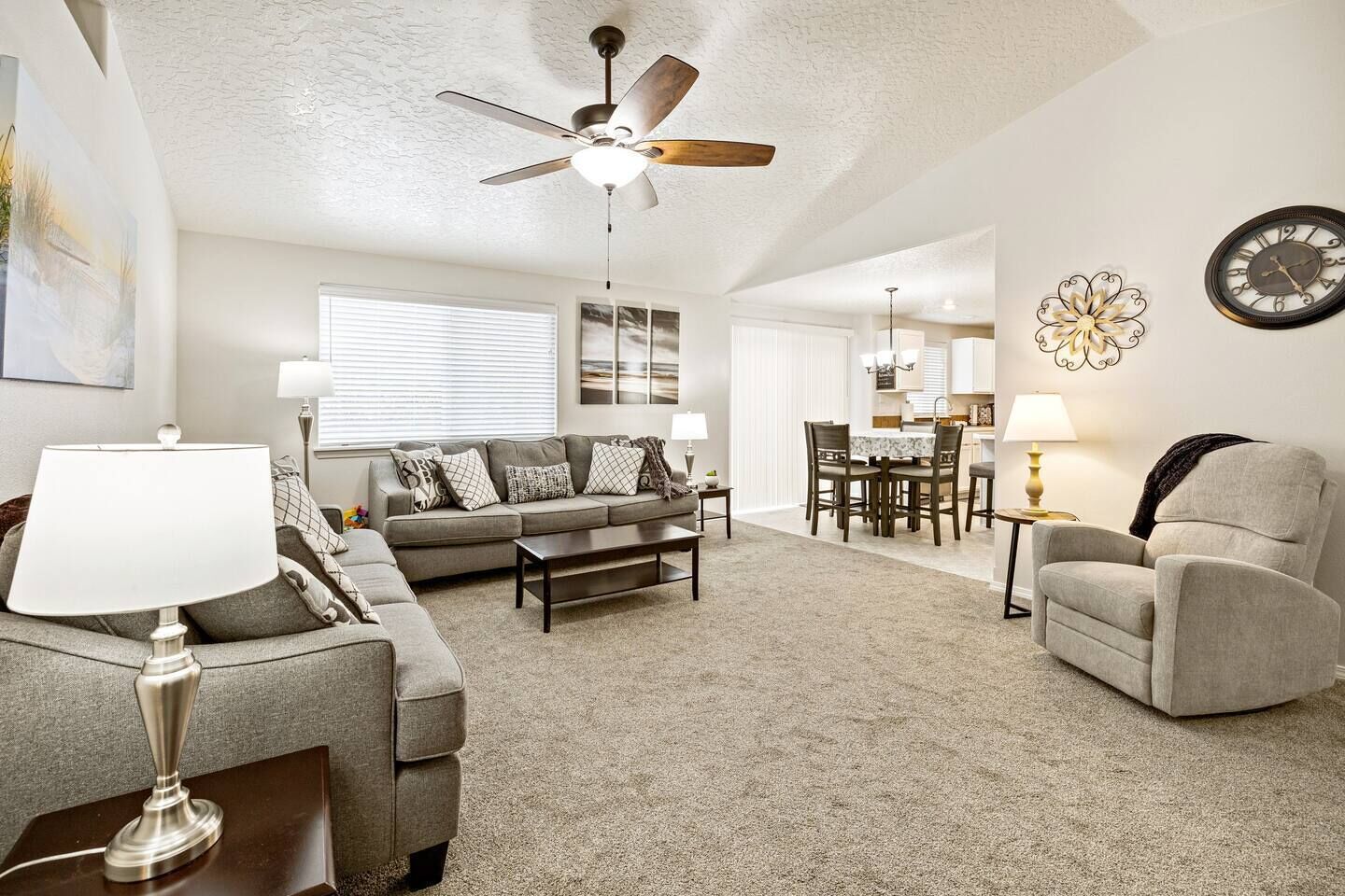 Televisión y chimenea 