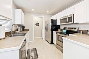 Fridge, microwave, oven, stovetop - 2Min>RedhawkGolfCourse★LongStays★300mbps★1300ft²★ (Nampa)