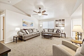 TV, fireplace - 2Min>RedhawkGolfCourse★LongStays★300mbps★1300ft²★ (Nampa)