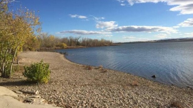 A lakeside view with a pebbly shore, trees, and a clear sky. - 2Min>RedhawkGolfCourse★LongStays★300mbps★1300ft²★ (Nampa)