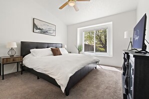 3 bedrooms, iron/ironing board, free WiFi, bed sheets - *Backyard*King*Parking*100Mbps*Smart TV*Bbq*W/D (Boise)