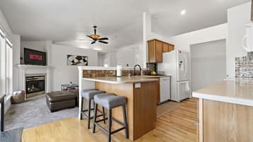 Kjøleskap, mikrobølgeovn, ovn og kokeplater