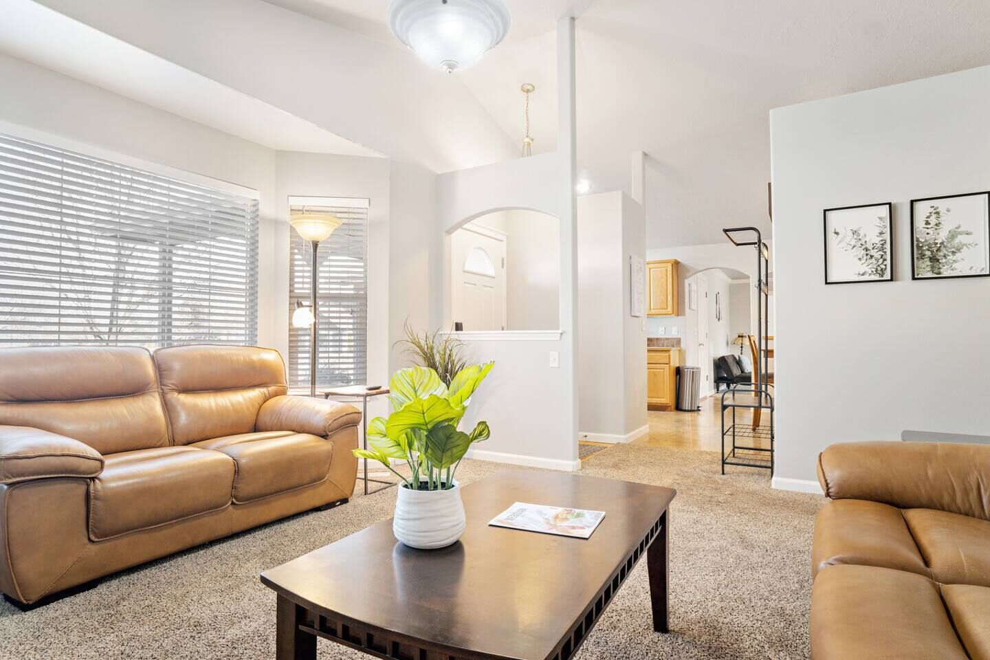 1900sqft★KingBed★2Min>Wahooz and I84★600Mbps★5 TVs