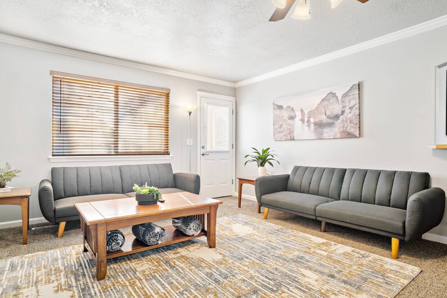 1900sqft★KingBed★2Min>Wahooz and I84★600Mbps★5 TVs