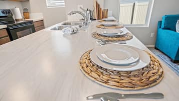 Køleskab, mikrobølgeovn, ovn, kogeplade