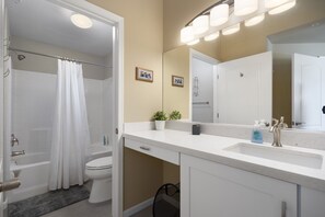 Combined shower/bathtub, hair dryer, towels - Cozy Desert Getaway*Inviting Pool*Smart TV*Gym (Fountain Hills)