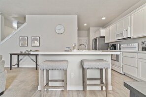 Fridge, microwave, oven, stovetop - *FirePit*King*Parking*1600ft²*Smart TV*W/D (Meridian)