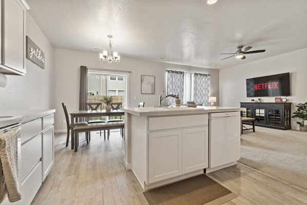 Interior - *FirePit*King*Parking*1600ft²*Smart TV*W/D (Meridian)