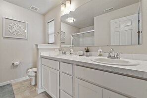 A modern bathroom with two sinks, a large mirror, and a toilet. - *FirePit*King*Parking*1600ft²*Smart TV*W/D (Meridian)