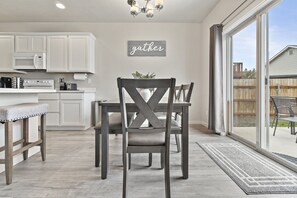 Dining - *FirePit*King*Parking*1600ft²*Smart TV*W/D (Meridian)