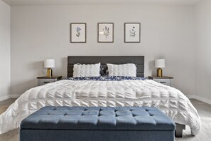 3 bedrooms, desk, iron/ironing board, travel crib - *FirePit*King*Parking*1600ft²*Smart TV*W/D (Meridian)