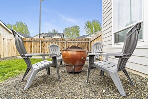 Property grounds - *FirePit*King*Parking*1600ft²*Smart TV*W/D (Meridian)