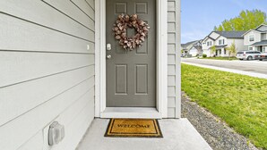 A front door with a wreath, a welcome mat, and a mailbox. - *FirePit*King*Parking*1600ft²*Smart TV*W/D (Meridian)