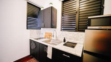 Fridge, microwave, stovetop, coffee/tea maker