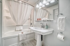 Superior Studio Suite | Bathroom - Belle de Nuit (La Peche)