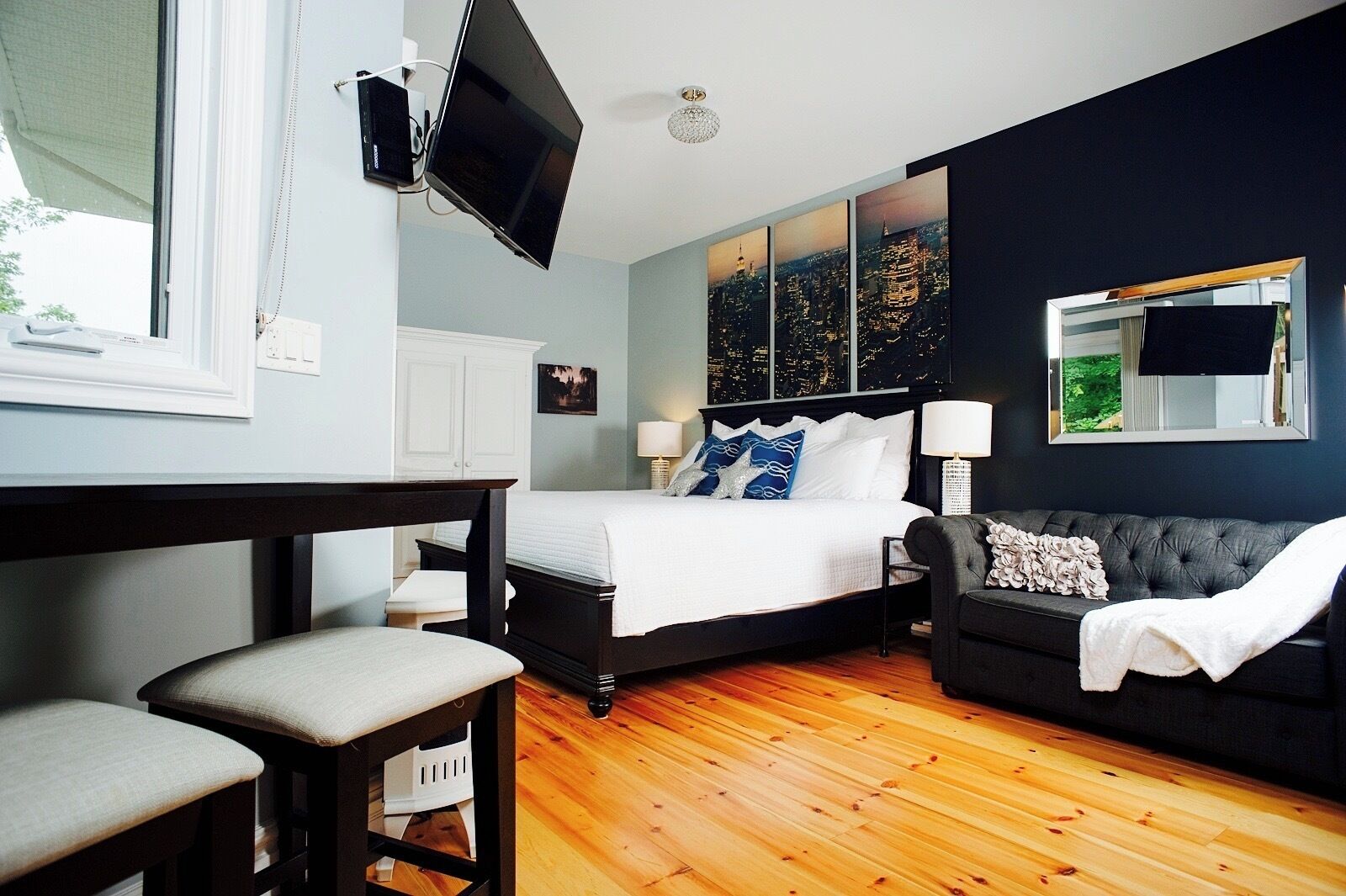 高级开间套房 | 起居区 | 40-英寸智能电视（配备数码频道）、电视、壁炉