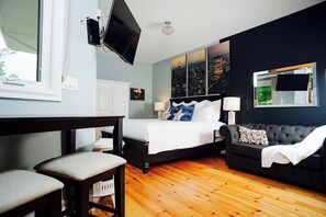 高級開放式套房 | 起居區 | 40-吋智慧型電視、數位頻道、電視、壁爐