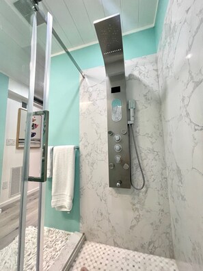 Dusche, umweltfreundliche Kosmetikartikel, Haartrockner, Handtücher