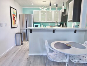 Réfrigérateur, micro-ondes, four, plaque de cuisson